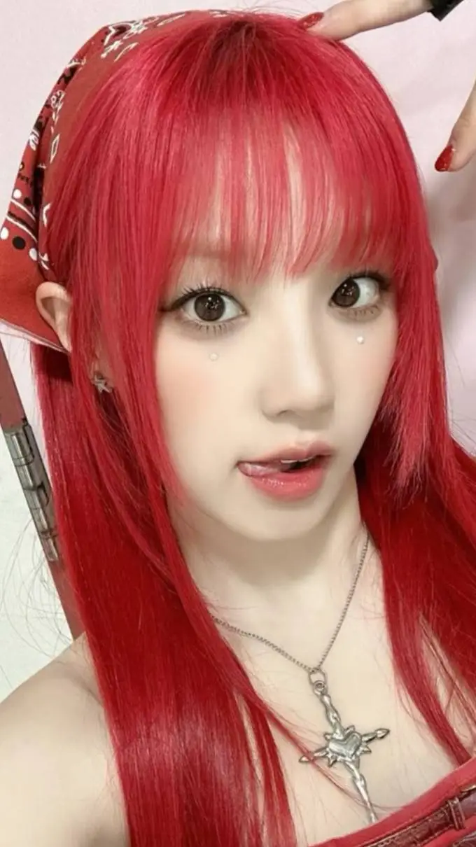 ai character: (G)I-dle background