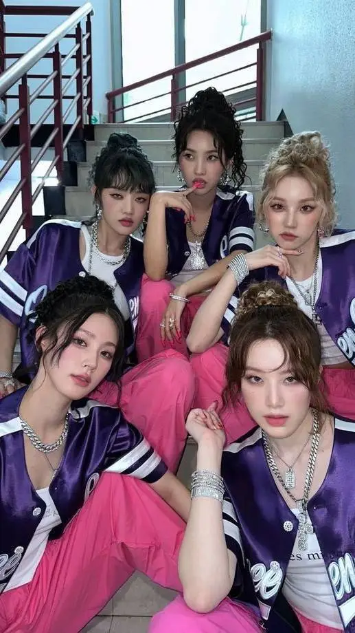 ai character: (G)I-dle background