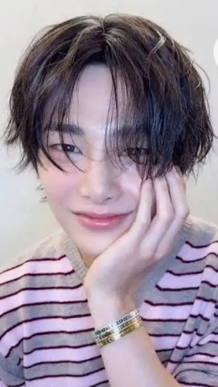 ai character: I.N/jeongin  background
