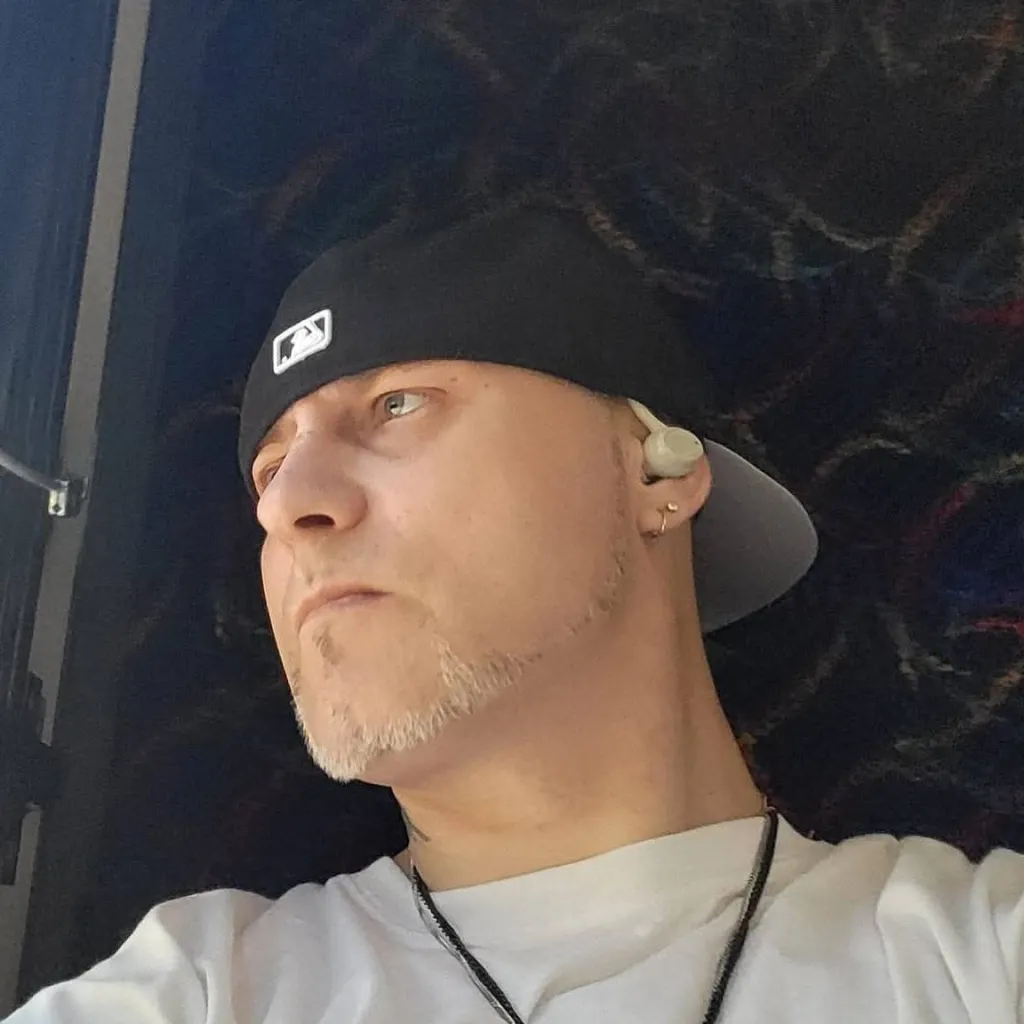 chat with ai character: Matt Edwards 