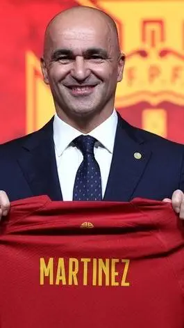ai character: Roberto Martínez background