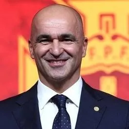 chat with ai character: Roberto Martínez