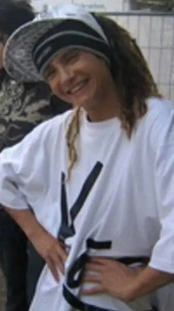 ai character: Tom Kaulitz  background