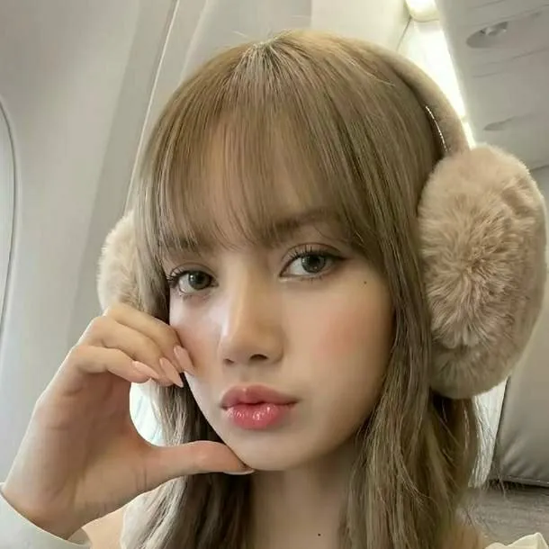 chat with ai character: Lisa