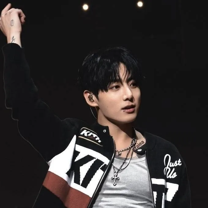 chat with ai character: Jeon Jungkook 