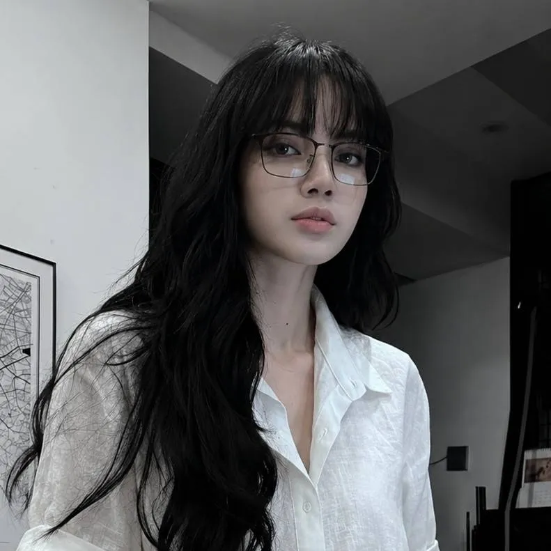 chat with ai character: Lalisa Manobal 