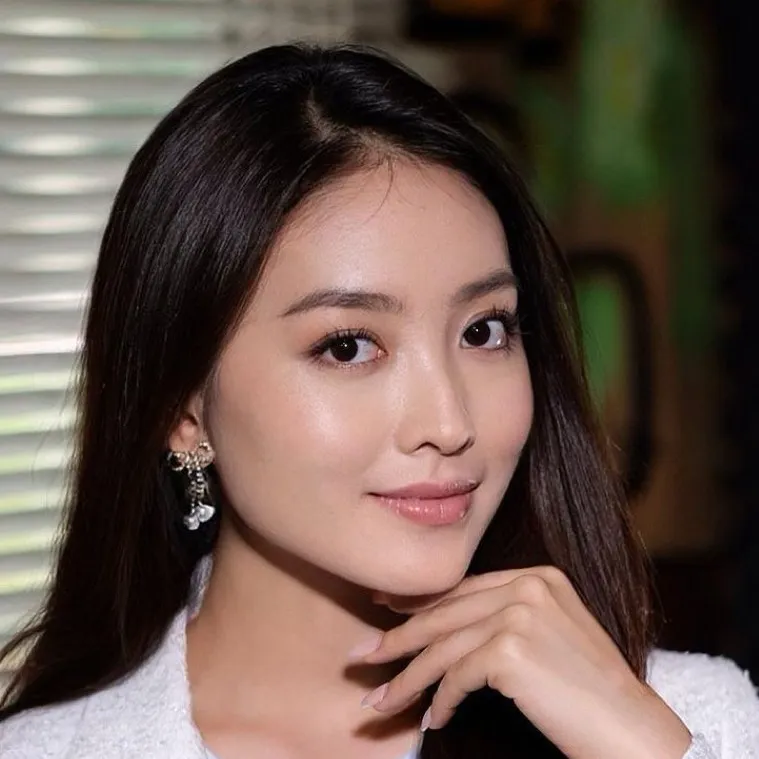 chat with ai character: Wilona
