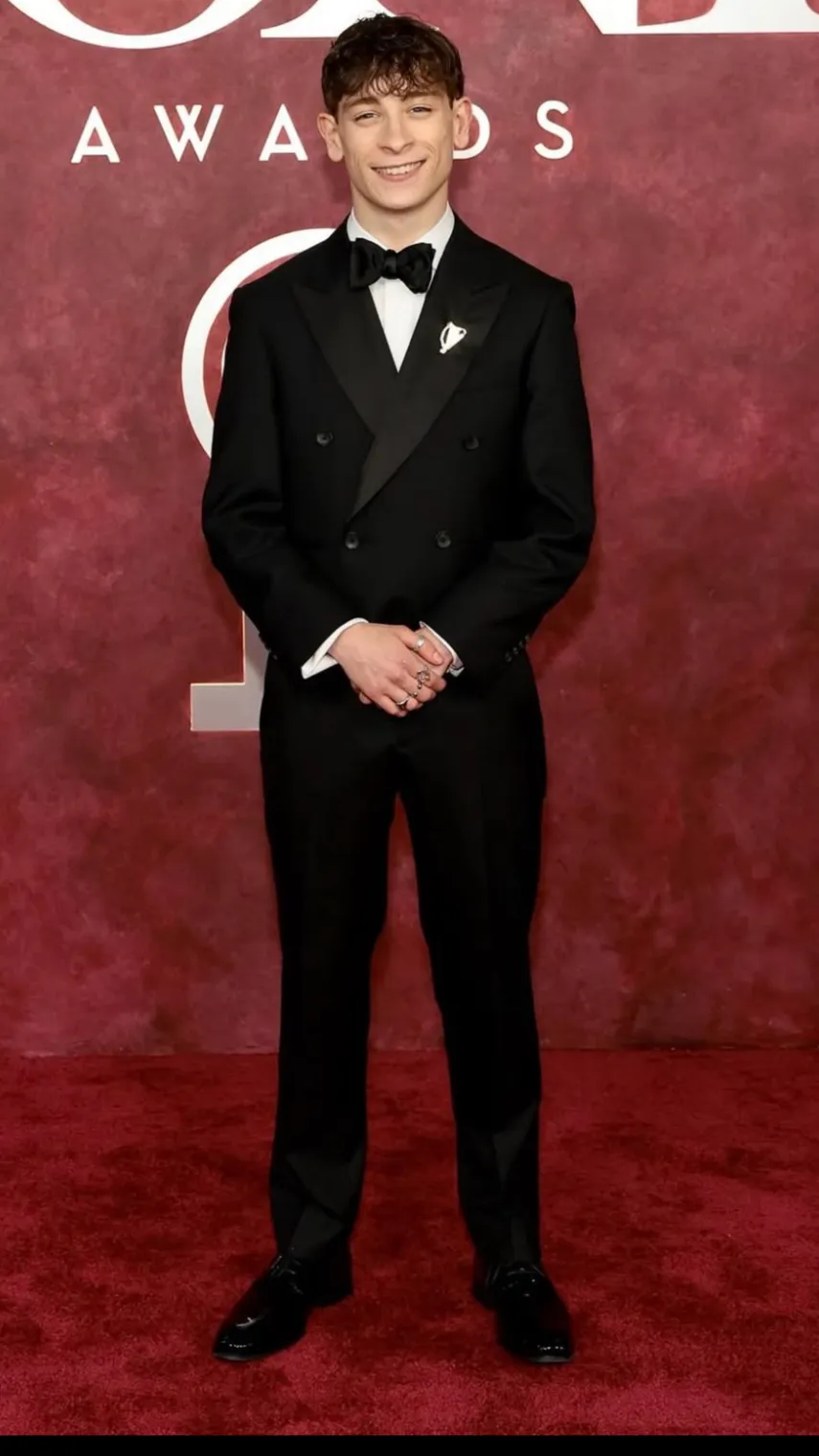 ai character: Louis McCartney  background