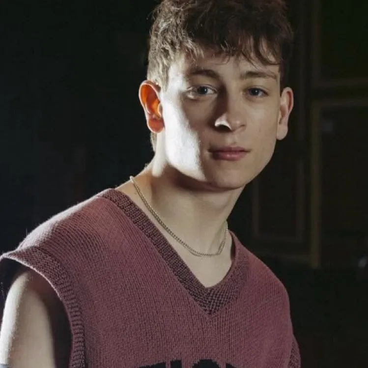 chat with ai character: Louis McCartney 