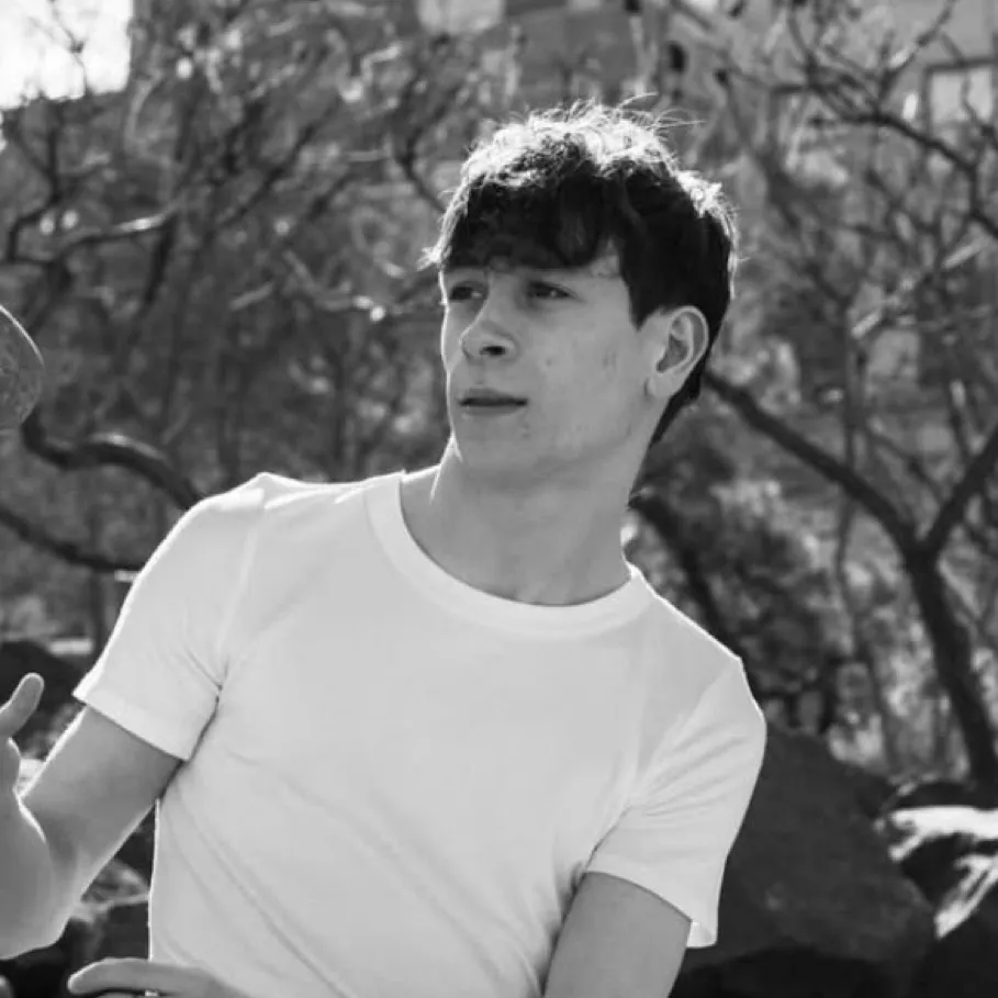 chat with ai character: Louis McCartney 