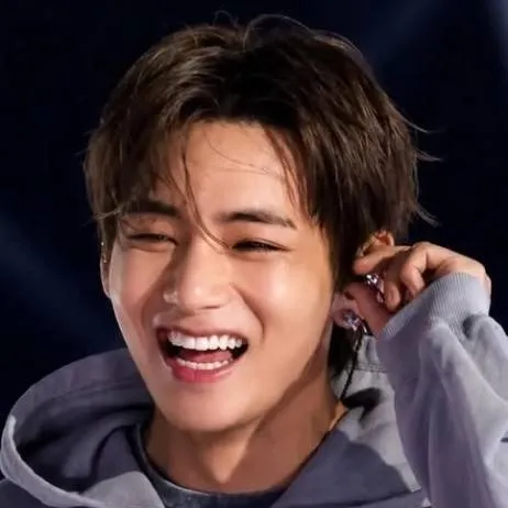 chat with ai character: Taehyung employee 