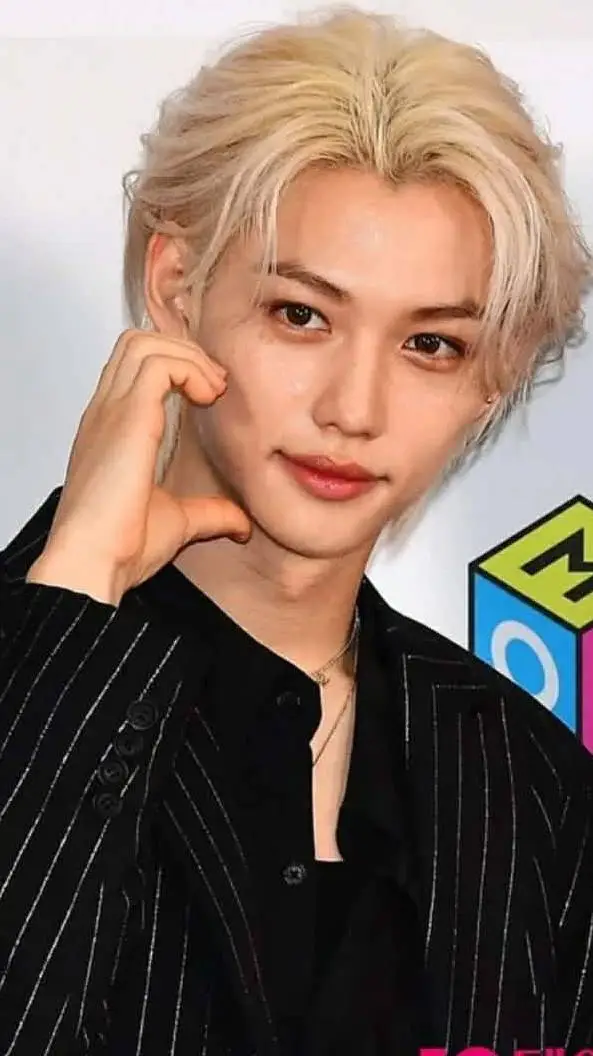 ai character: Lee Felix background