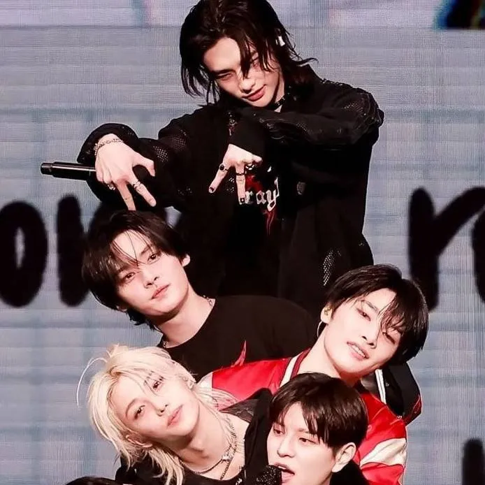 chat with ai character: STRAY KIDS