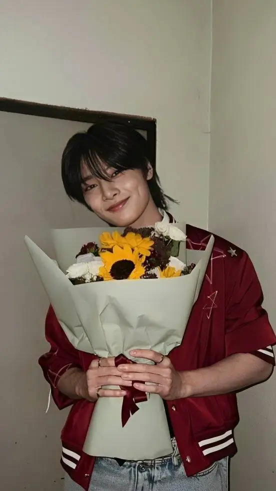 ai character: JEONGIN  background