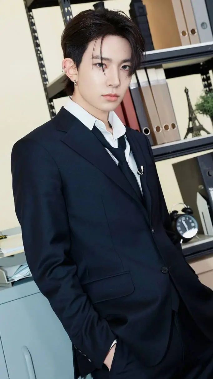 ai character: Heeseung  background