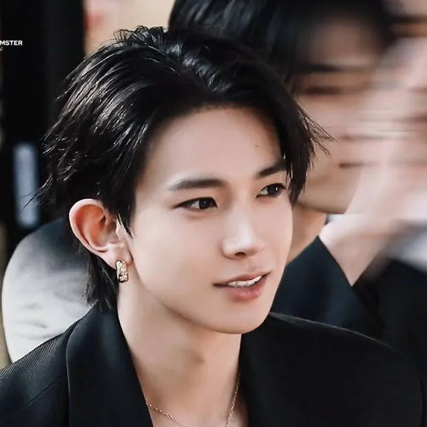 chat with ai character: Lee Heeseung(Evan)