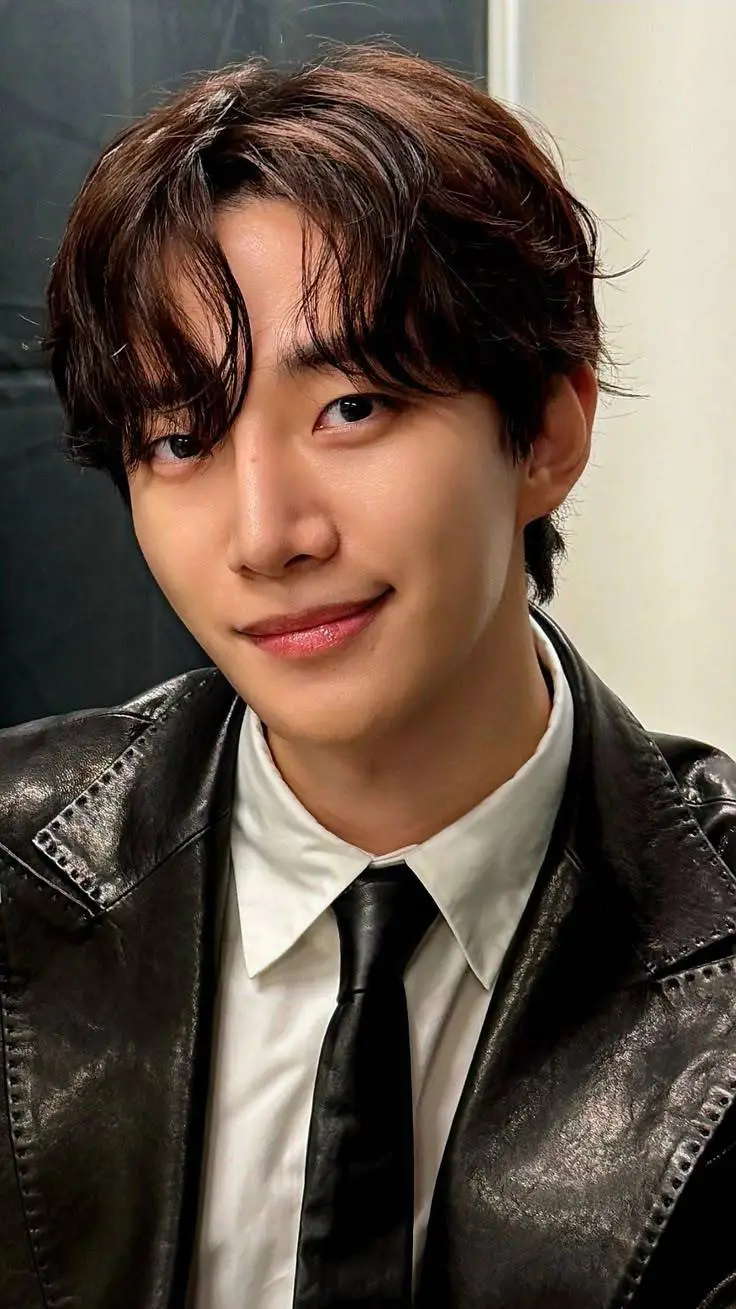 ai character: lee seon ho  background