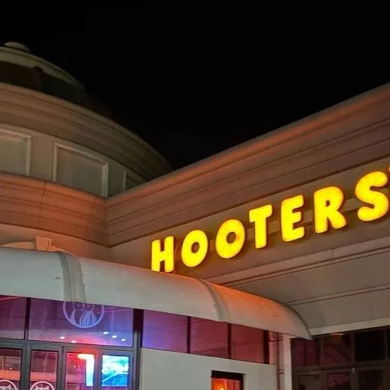 chat with ai character: Hooters Employee