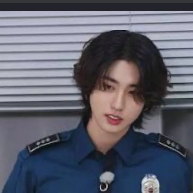 chat with ai character: 💙🐿️Han🐿️💙