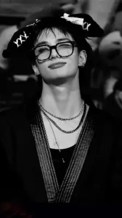 ai character: Hyunjin🇮🇹🇮🇹 background