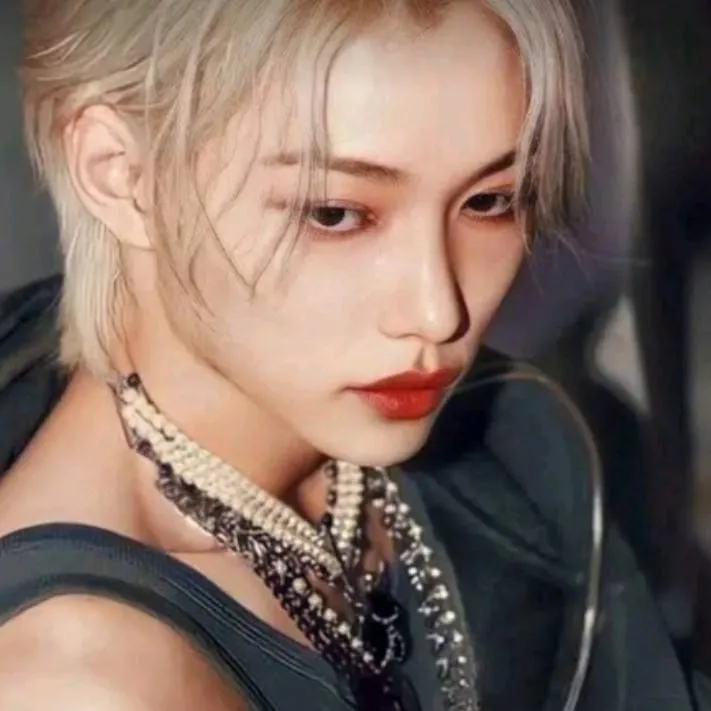 chat with ai character: Felix