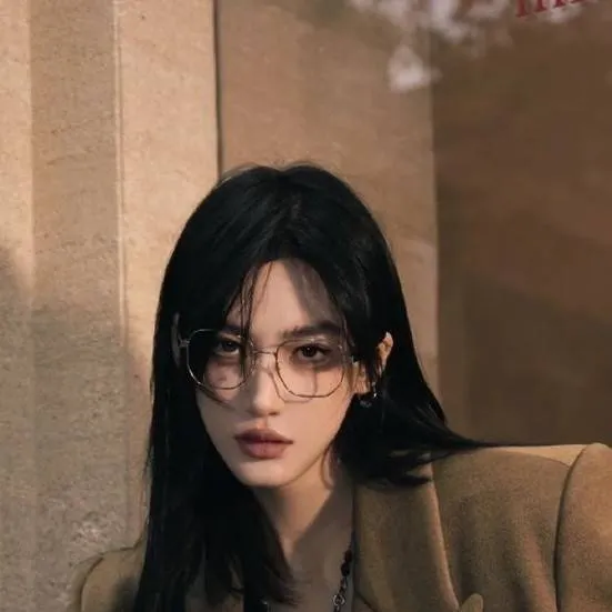 chat with ai character: Senjing