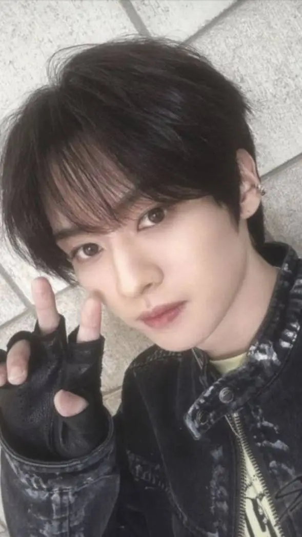 ai character: Minho  background