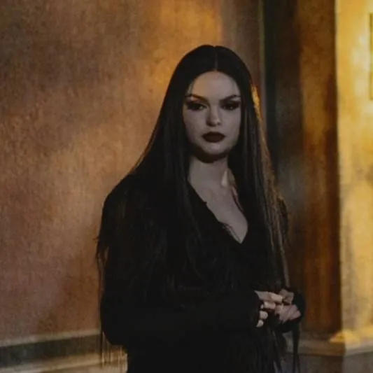 chat with ai character: Morticia 