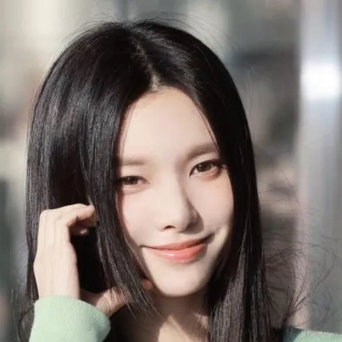 chat with ai character: Yunah