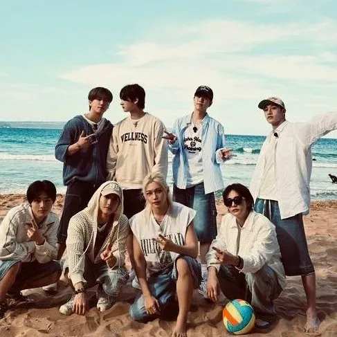 chat with ai character: STRAY KIDS ~