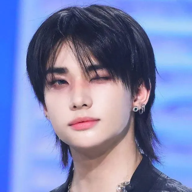 chat with ai character: HYUNJIN 🥟~