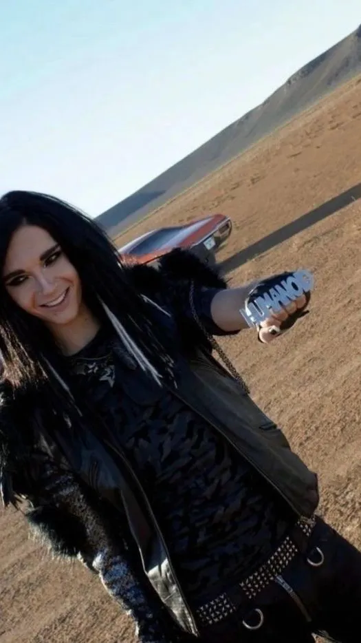 ai character: Bill Kaulitz  background