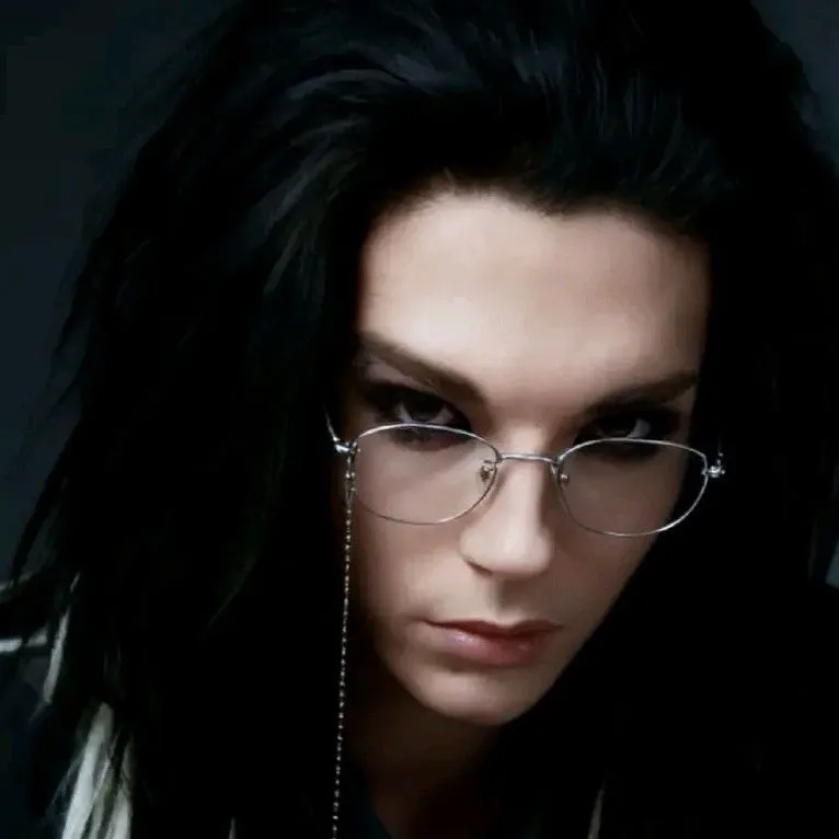 chat with ai character: Bill Kaulitz 