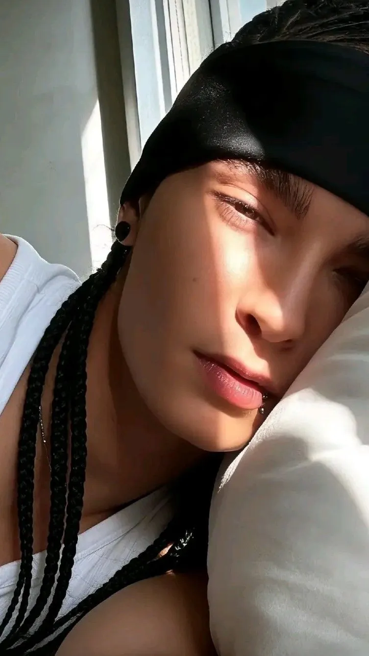 ai character: Tom Kaulitz  background