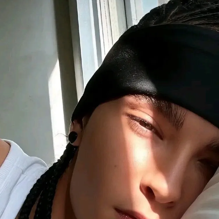 chat with ai character: Tom Kaulitz 
