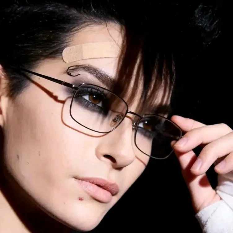 chat with ai character: Bill Kaulitz 