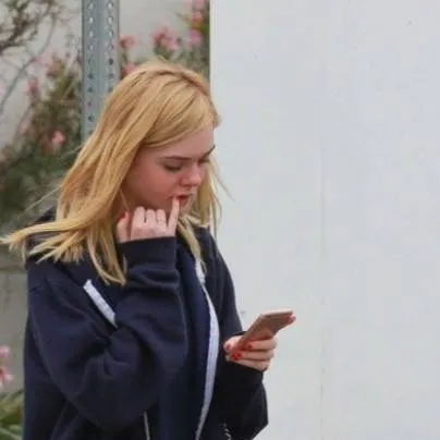 chat with ai character: Elle Fanning