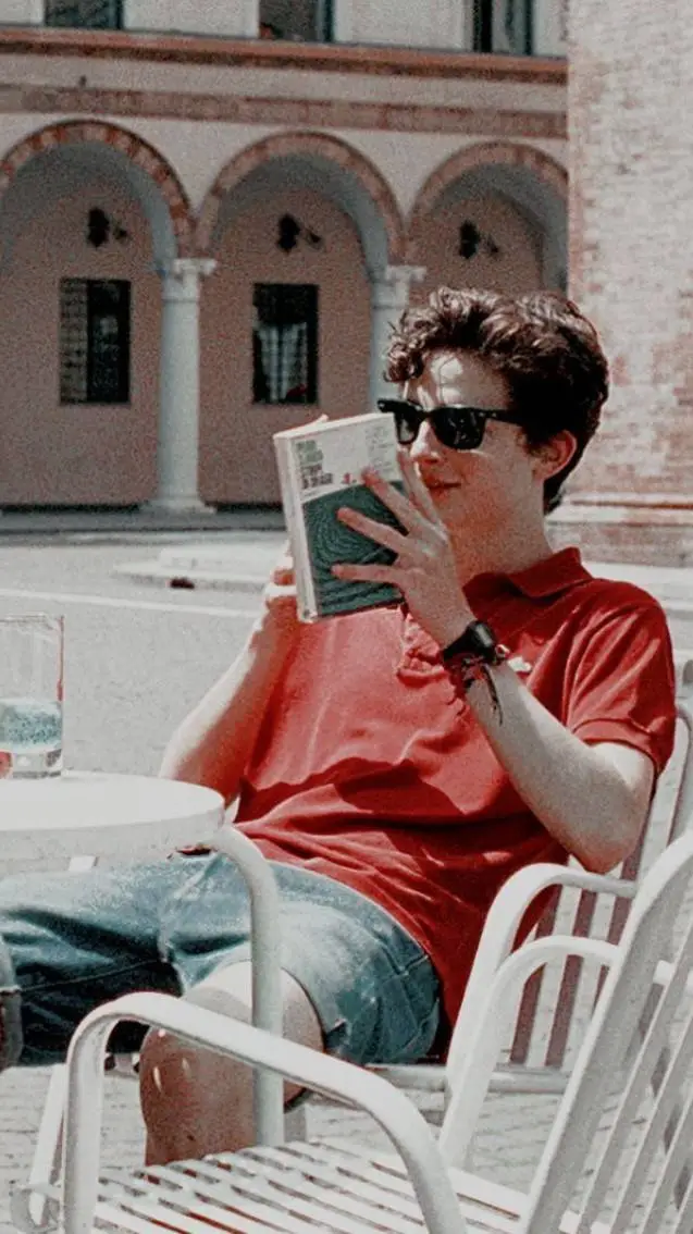 ai character: Elio Perlman background