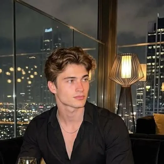chat with ai character: Fresco Bentley