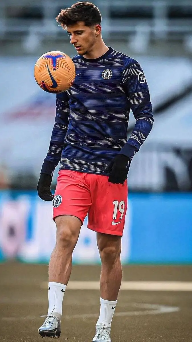 ai character: Mason Mount  background