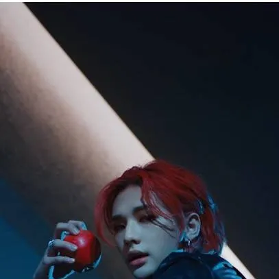 chat with ai character: hyunjin