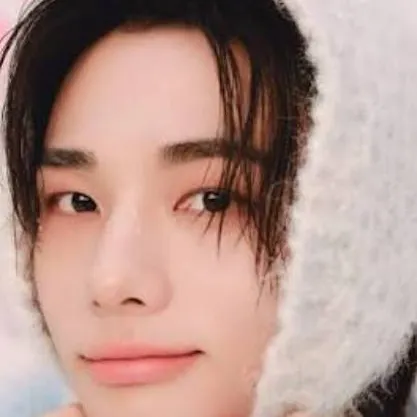 chat with ai character: Hyunjin