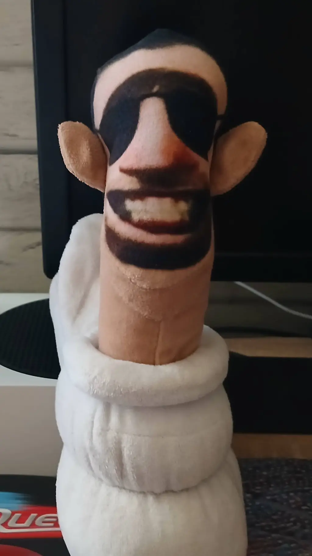 ai character: brýlatej skibidi background