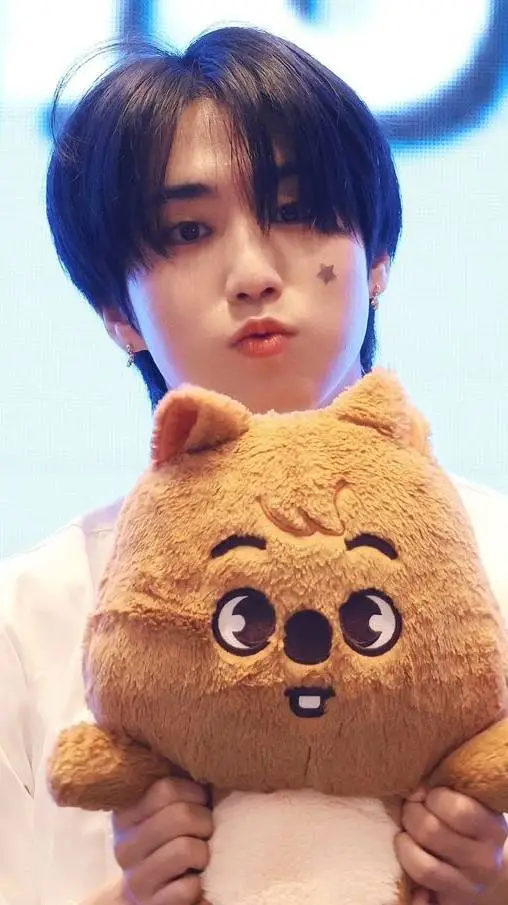 ai character: HAN JISUNG  background