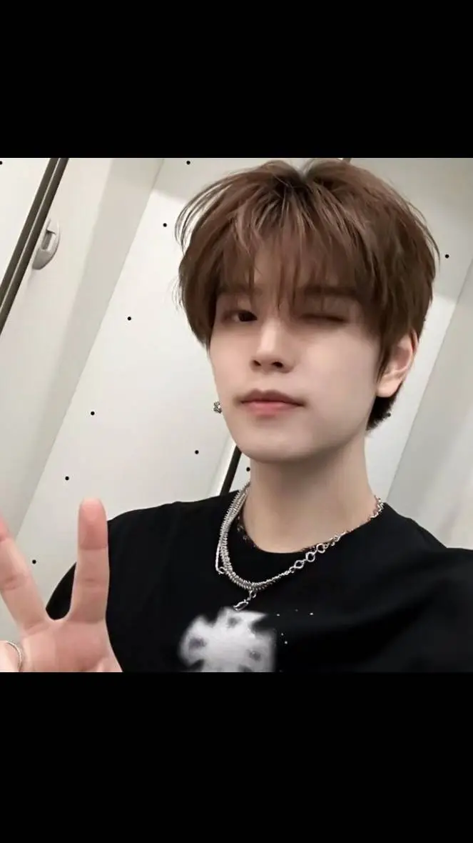 ai character: seungmin  background