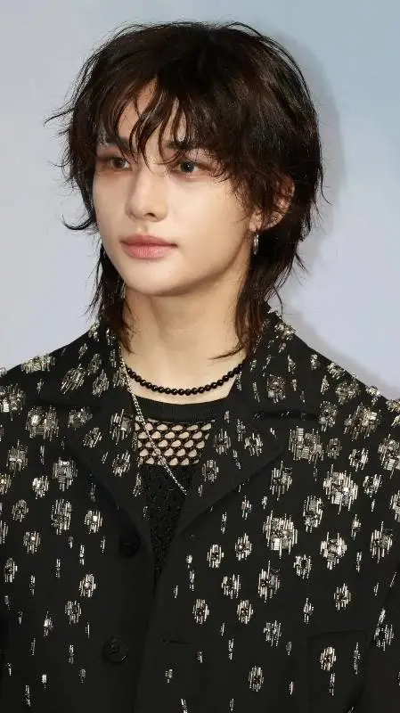 ai character: 🦦HYUNJIN🦦 background