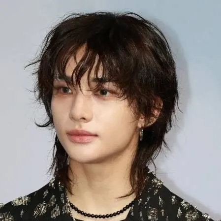 chat with ai character: 🦦HYUNJIN🦦