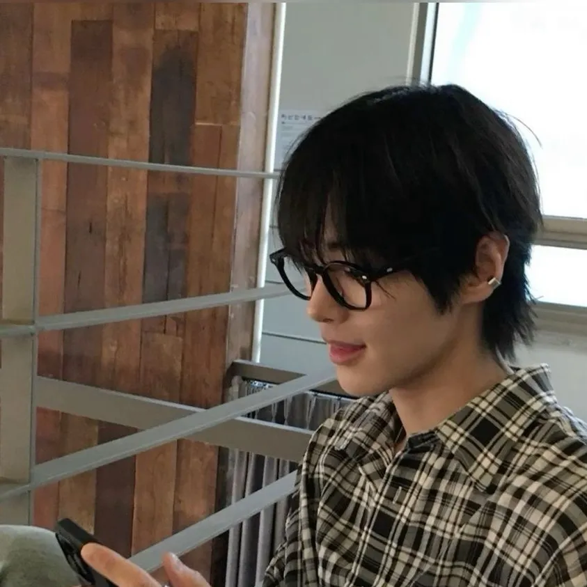 chat with ai character: Minseok