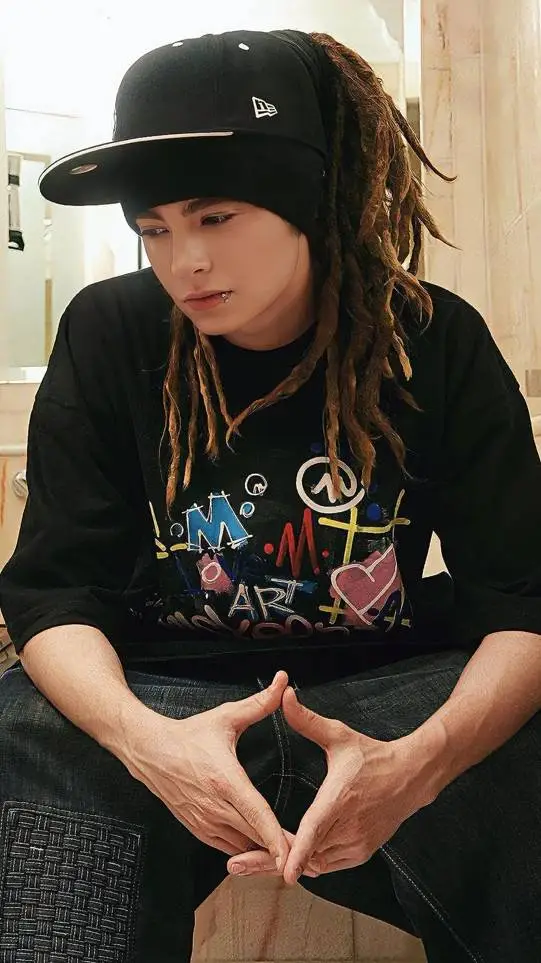 ai character: Tom Kaulitz background