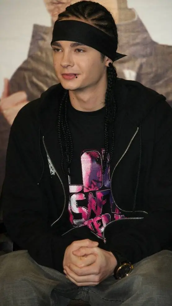 ai character: Tom Kaulitz background